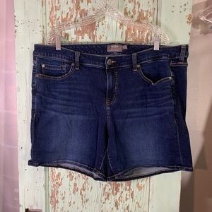 Women’s Torrid dark wash denim mid rise shorts